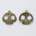 Vintage Bronze Totenkopf Anhänger mit Blumen Gravur und Hohldesign für DIY Schmuck - Antikbronze