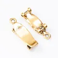 Zwei goldene Skateboard-Anhänger für Schmuck mit Vintage-Metallstruktur auf Weiß - Altgold