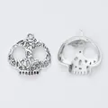 Vintage Silber Totenkopf Anhänger mit floralem Lochmuster für DIY Schmuckherstellung - Antiksilber