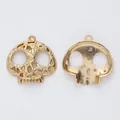 Detaillierte Vorder- und Rückansicht goldener Totenkopf-Anhänger mit feiner Schnitzerei - KC Gold