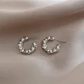 Orecchini a perno a C in argento con trama a mosaico su sfondo in raso champagne - Orecchini a C Texturizzati (E5902) / Argento