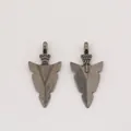Détail macro de deux pendentifs flèche en alliage vintage avec finition gris foncé - Noir Fusil
