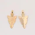 Gros plan de deux pendentifs flèche dorés avec surface texturée pour bijoux DIY - Or KC