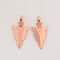 Vue détaillée de pendentifs flèches en alliage or rose avec anneaux pour bijoux DIY - Or rose