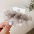 Barrette à cheveux à trois nœuds en organza taupe sur carte pour un style élégant - Gris