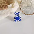 Gedetailleerde close-up van een blauwe teddybeer schoenbedel met reliëf en 3D-textuur - Blauwe Beer