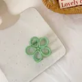 Pinza para el pelo con flor hueca en verde claro para mujer con diseño color caramelo - Verde