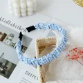 Blau-weiß kariertes Stoffstirnband mit plissierter Textur und weichen Schutzkappen - Blau