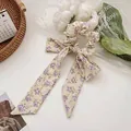 Blumiges Haargummi mit langer Schleife in Beige und Violett aus weichem Stoffgewebe - Gelb