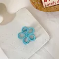 Pinza para el pelo de flor azul pastel con acabado brillante y diseño hueco fino - Azul