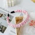 Diadema de tela con cuadros rosa y blanco y una elegante textura plisada - Rosa
