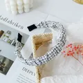 Grau-weiß kariertes Stoff-Stirnband mit stilvollem Falten-Design für Damen - Grau