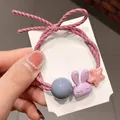 Rosa Haargummi mit niedlichem lila Hasenanhänger, blauer Perle und pinkem Sternanhänger - Lila Hase