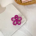 Pinza para el pelo con flor morada magenta y pétalos calados en bandeja cerámica - Morado