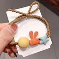Süßer Hasen-Haargummi mit orangem Kaninchen und blauem Stern auf braunem Gummiband - Orangefarbenes Kaninchen