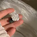 Elegante fermaglio per capelli a camelia bianca con finitura perlata e clip in metallo - Rosa Bianca