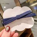 Graziosa clip per capelli con fiocco in denim blu scuro su carta a nuvola - Blu Notte