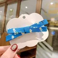 Fermaglio per capelli a fiocco floreale blu con motivo bianco su carta nuvola - Fiore Blu