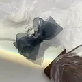 Detailansicht der dunkelblauen Organza-Schleifen-Haarklammer mit eleganter Regenbogen-Reflexion - Tintenblau