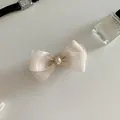 Elegante pinza para el pelo con lazo de tul champán, perla y detalles dorados - Estilo de lazo de tres capas