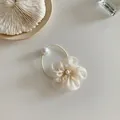 Coletero elegante de flor de malla crema con perlas decorativas y cordón elástico - Estilo de goma para el pelo con flor
