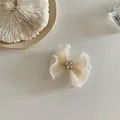 Pinza para el pelo con lazo de tul plisado crema y bordes de perlas blancas - Estilo con borde de perlas plisadas