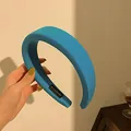 Diadema acolchada de tela azul brillante con una etiqueta de tela hecha a mano - Azul oscuro