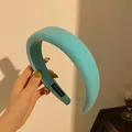 Diadema acolchada azul claro hecha a mano con etiqueta tejida en un entorno acogedor - Azul Cielo