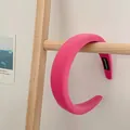 Diadema de esponja gruesa en rojo rosa con etiqueta hecha a mano en soporte de madera - Rosa Rojo