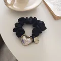 Coletero de satén negro con colgante de corazón iridiscente y detalle dorado - Negro