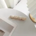 Détail de perles rectangulaires marbrées sur une pince à cheveux dorée au style élégant - Beige