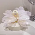 Detalle de pinza para el pelo con lazo de organza blanca y piedra preciosa brillante - Camelia de Strass Rosa Claro / Rosa Claro