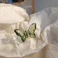 Detail der grünen Schmetterlings-Haarklammer mit Diamantschliff und Goldmetallfeder - Klein / Grün