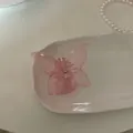 Pinza per capelli a farfalla rosa traslucida con molla in metallo dorato su vassoio - Farfalla Rosa