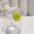 Elegante molletta per capelli a forma di fiore in resina verde vivace su un bicchiere - Verde