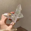 Primer plano de pinza para el cabello de mariposa traslúcida con brillo irisado - Color transparente