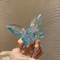 Vista detallada de la pinza para el cabello de mariposa con acabado degradado irisado - Azul Multicolor