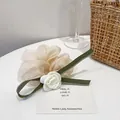 Elegante coletero de organza crema con flor de camelia y cinta de seda verde oscuro - Estilo Camelia Blanca / crema