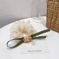 Elegante coletero de organza blanco roto con flor de camelia y cinta verde oliva - Estilo Camelia Beige / Amarillo claro