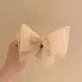 Détail du chouchou nœud en tulle multicouche en organza crème doux et léger - Blanc