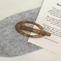 Durchsichtige braune Acryl-Haarspange in ovaler Form im minimalistischen Design - Braun