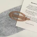 Transparente bernsteinfarbene Haarklammer aus Acryl in Ovalform für Damen mit Feder - Lotusrosa