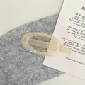 Minimalistische ovale Acryl-Haarklammer in Cremeweiß mit hohlem Design - Beige