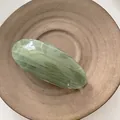 Vista detallada del pasador de pelo verde jaspeado con inscripciones doradas - Verde matcha