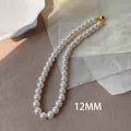 Élégant collier de perles blanches de 12mm avec fermoir doré sur surface texturée - 12mm Perle (X1399)