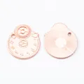 Macro-detail van roségouden steampunk klok tandwiel hanger met gegraveerde wijzerplaat - Roségoud