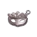 Detailweergave van de vintage zilveren maskergadget met veertexturen en parelrand - Gunmetal