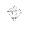 Gros plan d'un pendentif en alliage de zinc en forme de diamant avec détails gravés - Argent antique