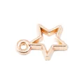 Close-up van een holle stervormige hanger van zinklegering in licht goud met een ophangoog - KC Goud