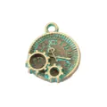 Macro-detail van bronzen steampunk klokbedeltjes met Romeinse cijfers en mechanische tandwielen - Antiek Groen